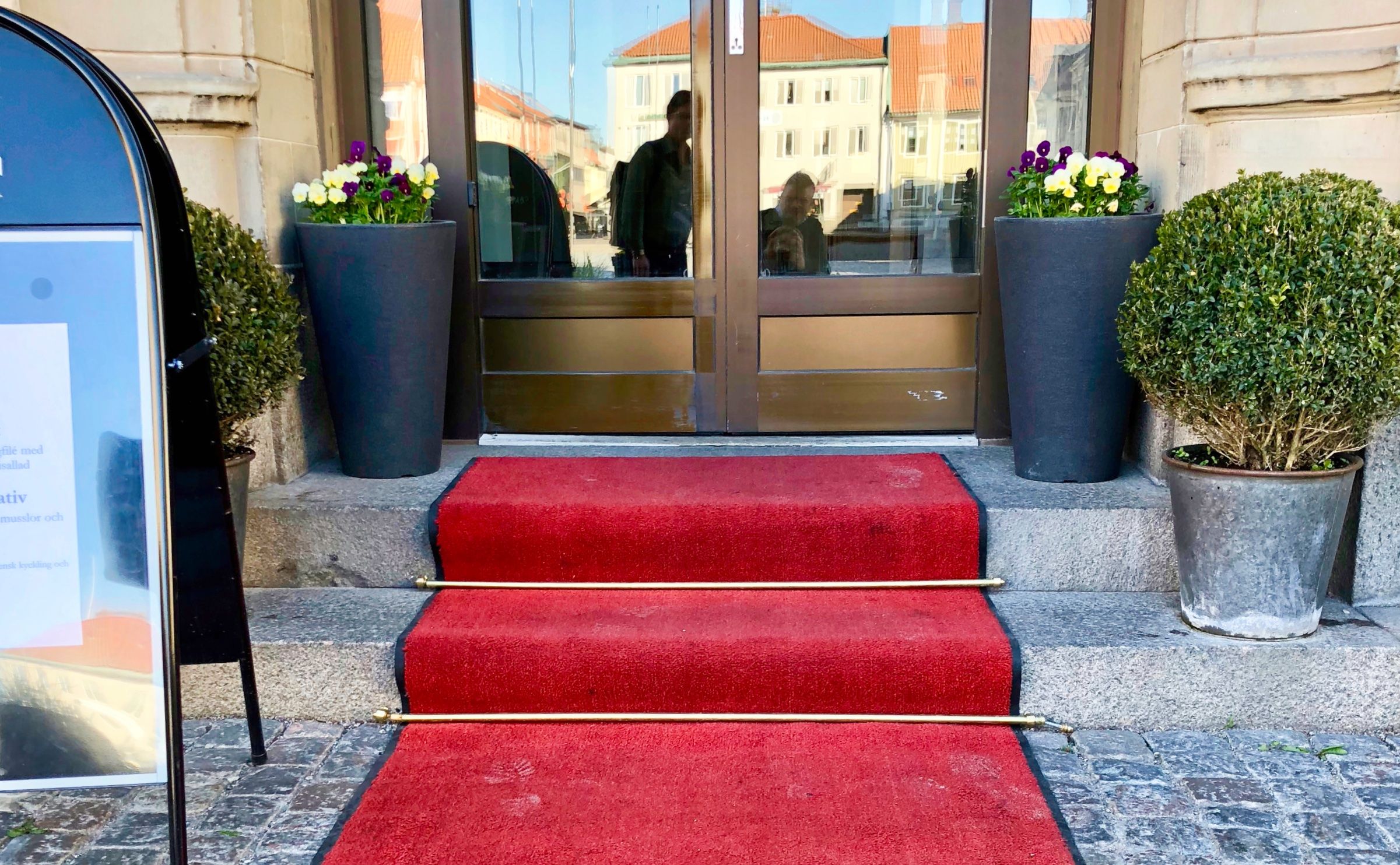 Entrén till Kalmar Stadshotell, med röd matta och två trappsteg för att komma in.